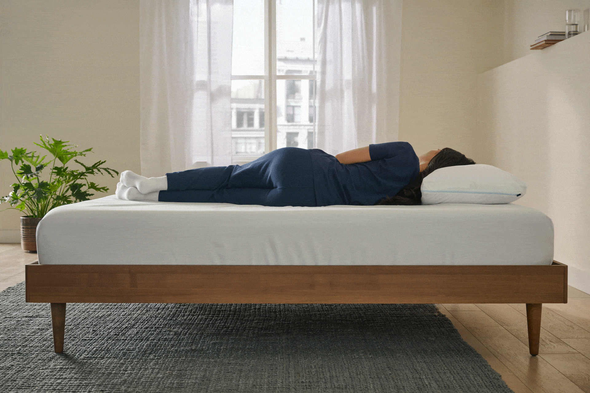 Original-Cooling-Pillow-lifestyle2-1.gif